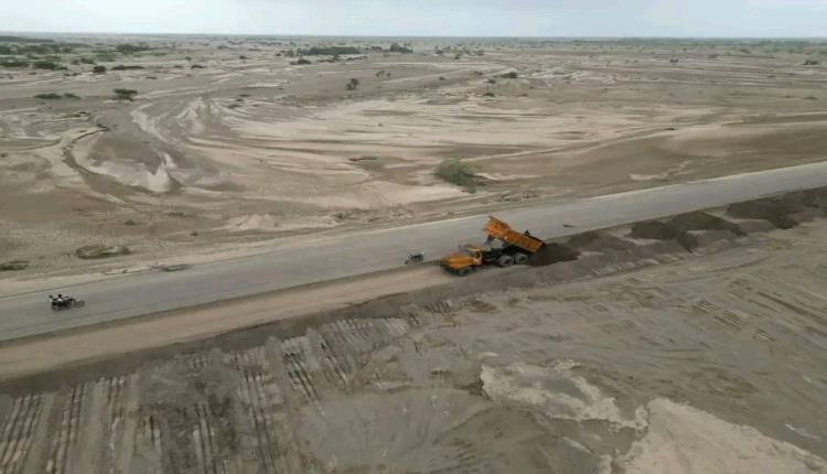 تواصل أعمال طوارئ السيول في عزلة الزهاري بمخا لإصلاح الطرق المتضررة