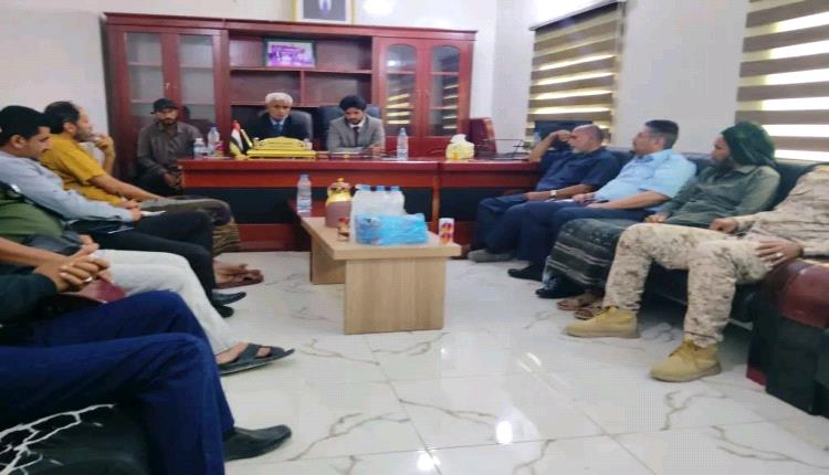 مدير عام ميناء شحن يعقد اجتماعًا موسعًا مع الجهات الأمنية والإدارات العاملة بالمنفذ