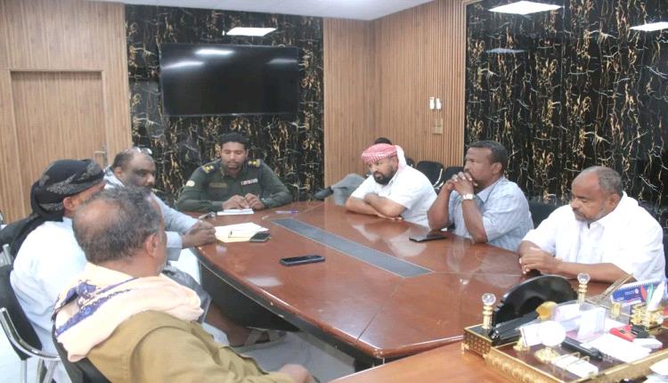 مدير عام المكلا يترأس اجتماعاً موسعاً لتفعيل اللائحة المنظمة للاصطياد وحماية الثروة السمكية