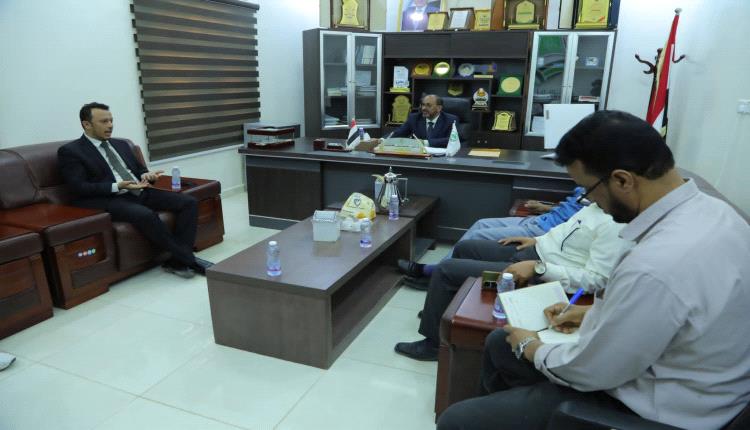 نواب رئيس جامعة المهرة يلتقون رئيس الفريق الاستشاري لإعداد خطة التنمية بمحافظة المهرة