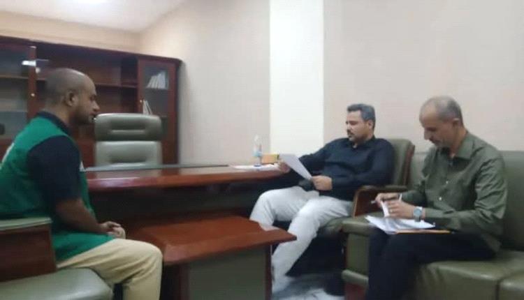 محافظ لحج يبحث تعزيز التدخلات الغذائية الطارئة بمحافظة لحج بتمويل من مركز الملك سلمان