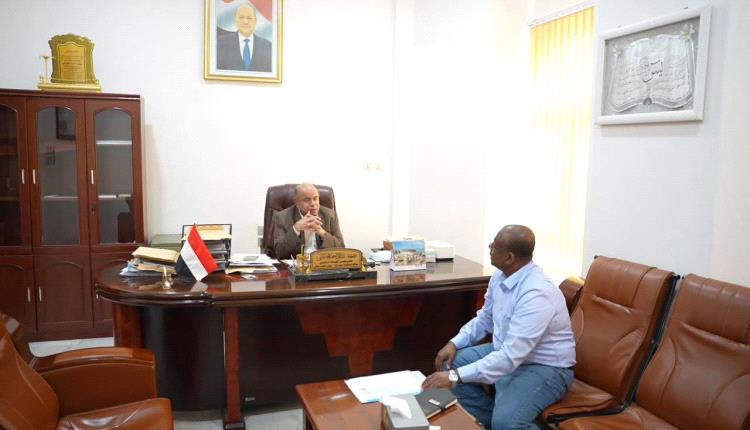 الخنبشي يطّلع على أوضاع ميناء المكلا وخطط تطوير وتعزيز نشاطه التجاري