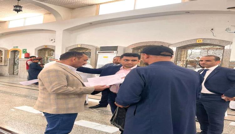 رئيس مصلحة الهجرة والجوازات والجنسية يتفقد سير العمل في قسم إصدار الجوازات بالقنصلية اليمنية في جدة