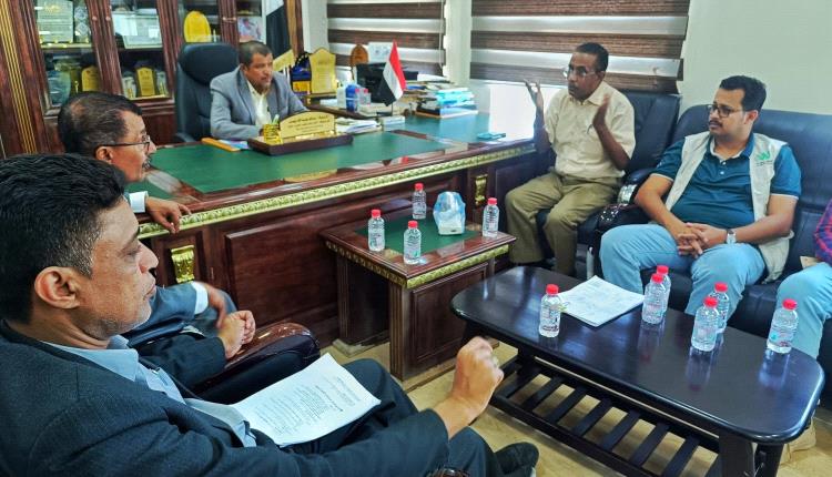 أمين عام محلي المهرة يناقش مع الأشغال العامة تأهيل شبكتي المياه والصرف الصحي في مستشفى الغيضة وقشن