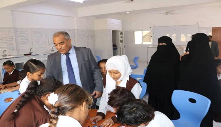 وزير التربية يطلع على سير العملية التعليمية بمدارس مدينة الشعب بعدن