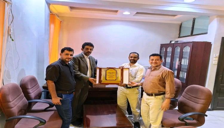 مكتب الصحة يكرّم مستشفى الدفيعة بيحان بدرع أفضل مستشفى للعام 2025م