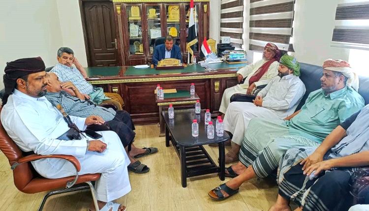 لجنة التهدئة والمصالحة تناقش إضراب المعلمين مع الأمين العام وتتوصل إلى حلول توافقية بشأن مستحقاتهم لدى الحكومة في المهرة