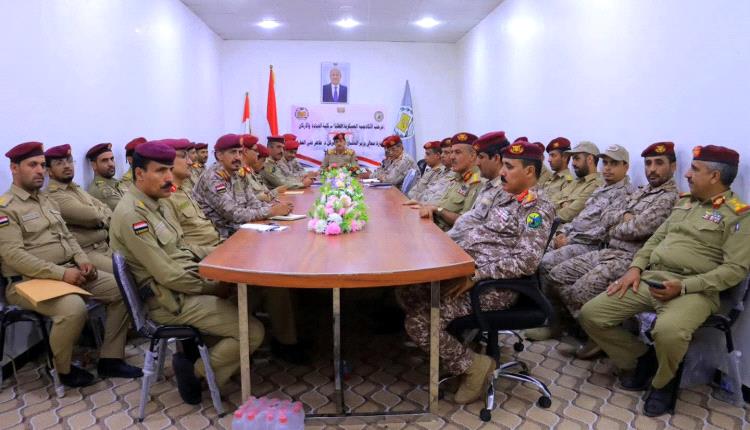 وزير الدفاع يطلع على سير العملية التعليمية بكلية القيادة والأركان بمأرب