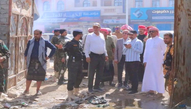 الوكيل بارباع يطلع على أضرار حريق محل للخردة بمدينة سيئون ويوجه بإخراج محلات الخردة خارج المدينة