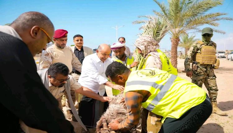 عضو مجلس القيادة محافظ حضرموت يدشن مشروع إعادة تأهيل شارع المطار