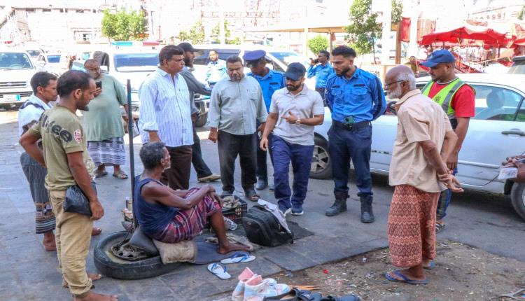 حملة ميدانية لتنظيم حركة السير والأسواق بمديرية صيرة بعدن