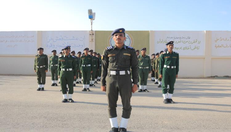 كلية الشرطة حضرموت تستعرض مستوى الانضباط والتأهيل خلال طابور الختام الأسبوعي