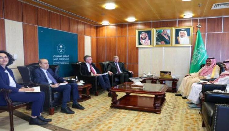 السفير آل جابر يبحث مع المبعوث الأممي مستجدات اليمن وملف المحتجزين ويؤكد دعم الحوار الجنوبي
