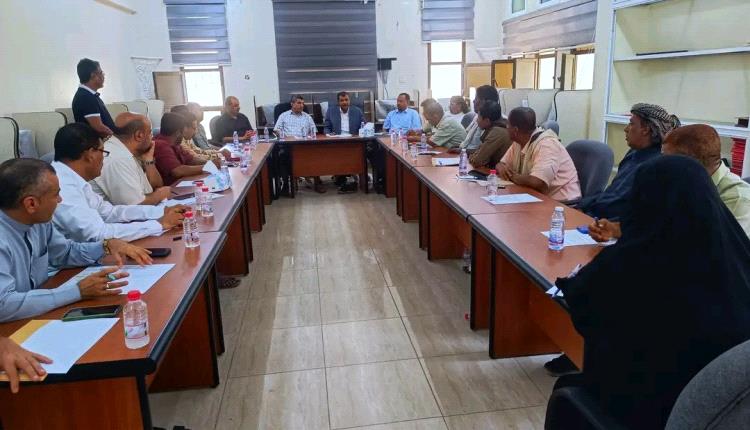 أمين محلي المهرة يرأس لقاءً تربويًا لمناقشة استقرار العام الدراسي ومستحقات المعلمين ويؤكد متابعة معالجتها لدى الحكومة