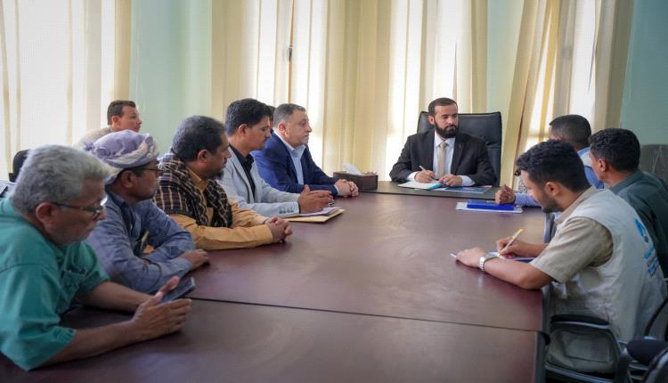 محافظ أبين يناقش مع مؤسسة استجابة ويشدد على توسيع تدخلاتها في المحافظة