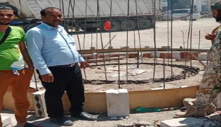 مدير عام قعطبة بكر الشاعري يتفقد عمل مشروع جولة بنك تمكين في سهدة بمدينة قعطبة