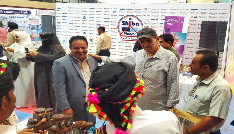 نائب مدير مكتب الصناعة والتجارة بعدن يتفقد معرض المنتجات الوطنية