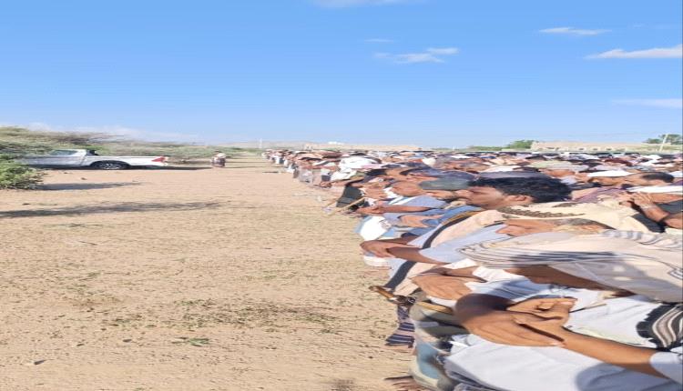 تشييع كبير وجنازة حاشدة لوالدة العميد سامي السعيدي في موطنها بمكرارة بدثينة أبين