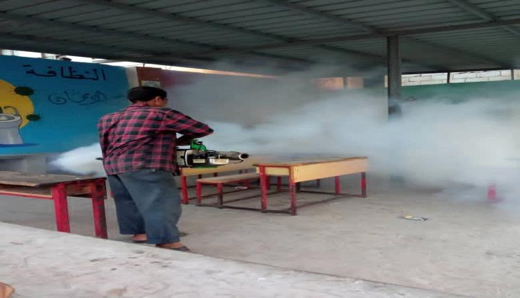 حملة رش ضبابي تستهدف مدارس وثانويات مديرية صيرة بعدن