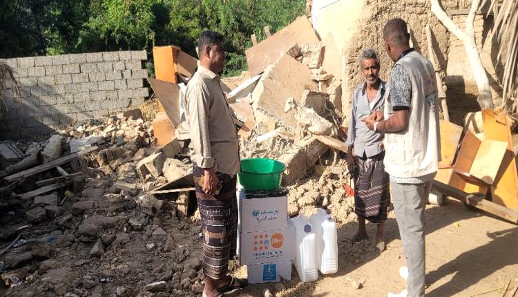 بالتنسيق مع الشؤون الاجتماعية أبين.. المؤسسة الطبية الميدانية تغيث أسرة تهدم منزلها جراء المنخفض الجوي