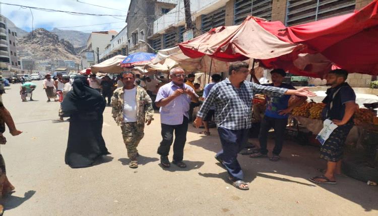 حملة ميدانية متواصلة لتنظيم حركة السير والأسواق بمديرية صيرة بعدن