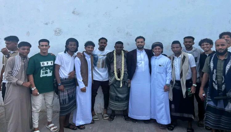 وسط أجواء فرائحية.. لاعبو أهلي عدن يشاركون الحارس "حسين فهمي" فرحة عقد قرانه