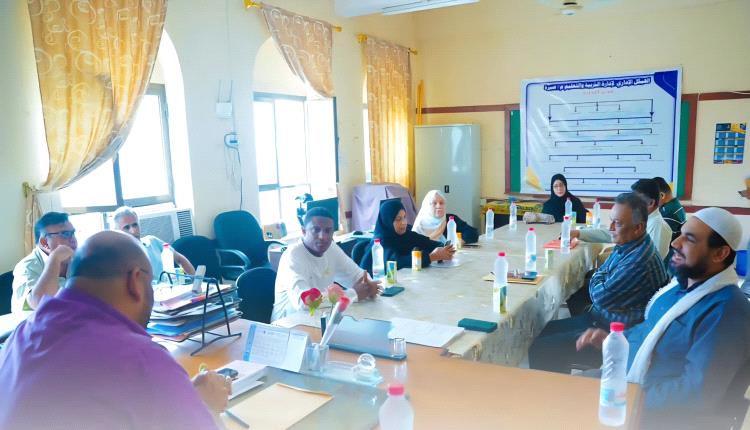 مدير تربية صيرة يناقش مع مؤسسة الهجرة سبل تحسين العملية التعليمية بالمديرية