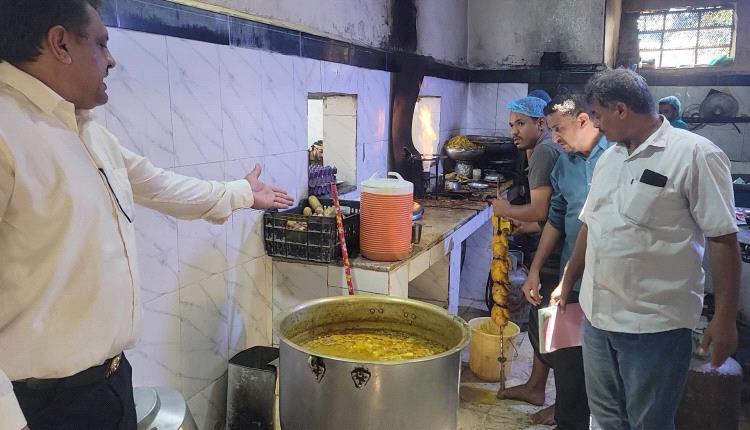 مدير عام المنصورة يؤكد استمرار ضبط المطاعم والبوفيهات المخالفة لضمان سلامة الأغذية