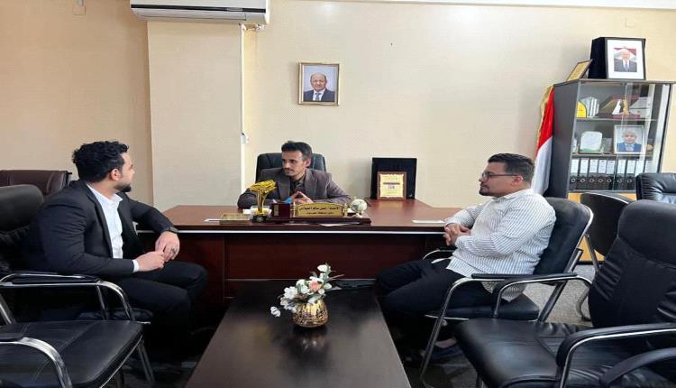 الوكيل الجيلاني يناقش مع نادي الطالب الجامعي تغذية السكنات الجامعية بحضرموت