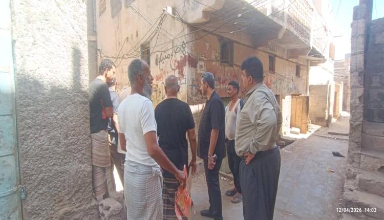 محافظ لحج يتفقد حارة مزاحم ويوجه بمعالجة أضرار الصرف الصحي