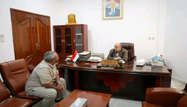 عضو مجلس القيادة محافظ حضرموت يطّلع على نشاط المعهد الديمقراطي الوطني ويؤكد دعم تأهيل القيادات الشابة وتعزيز العمل المدني