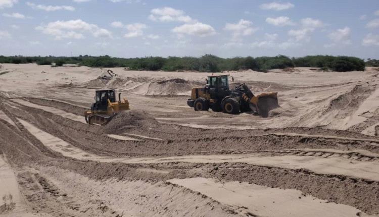 استمرار أعمال إعادة تأهيل عقمة السادة وسحيفة الماس وتصفية مجرى وادي أمهارية بدلتا أبين