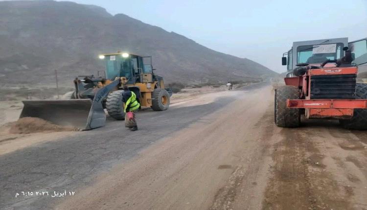 بتوجيهات وزير الاشغال ومتابعة المحافظ بن الوزير.. استمرار الأعمال الطارئة لمعالجة أضرار السيول في شبوة