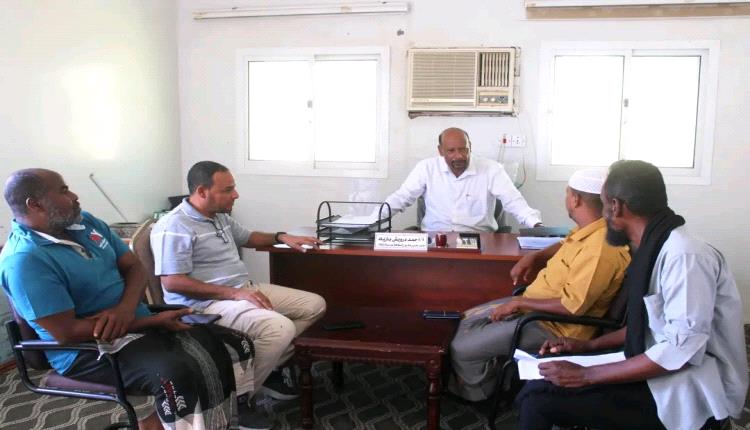 مدير عام المكلا يتفقد مكتب الأشغال ومشروع النظافة لتعزيز الكفاءة الإدارية والميدانية