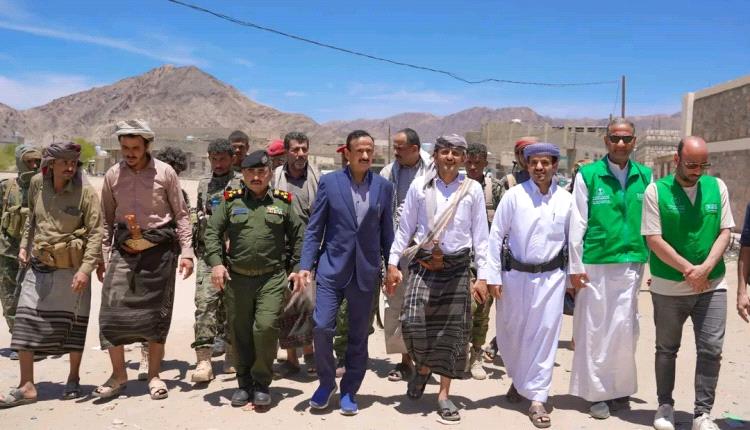 المحافظ بن الوزير يقوم بزيارة تفقدية لمنطقة خورة، ويدشن اولى مشاريع الطرق "طريق الحجر خورة"