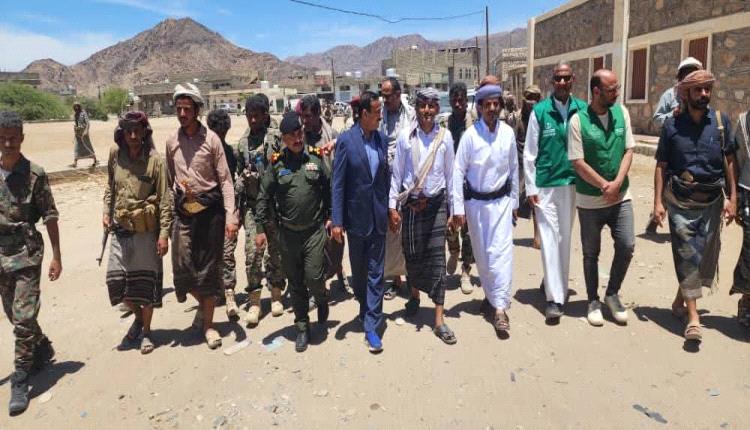 محافظ شبوة يقوم بزيارة تفقدية لمنطقة خورة، ويدشن اولى مشاريع الطرق "طريق الحجر خورة"