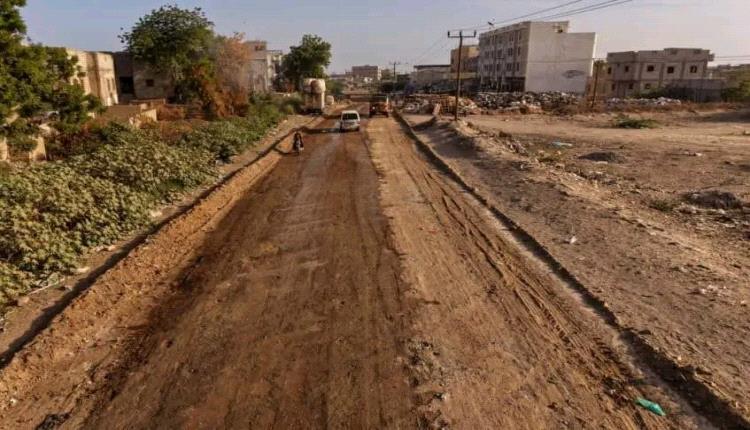تسارع أعمال تأهيل طريق جعار – باتيس بأبين لتعزيز السلامة المرورية وتحسين حركة التنقل