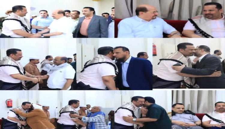 يتقدمهم رئيس الوزراء مسؤولين وسفراء يقدمون واجب العزاء للعميد السعيدي في وفاة والدته