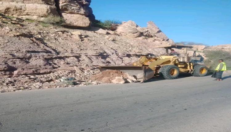 أعمال طارئة لإصلاح أضرار السيول بطريق عتق–النقبة–لماطر في شبوة