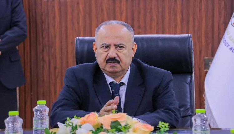 عدن: وزير النقل العمري يوجّه “طيران عدن” بتسيير رحلة عاجلة لإجلاء العالقين في مطار القاهرة