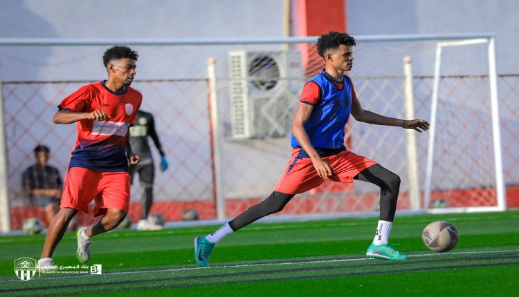 نادي شعب حضرموت يستأنف تدريباته على ملعب "المنهالي" بعد اختتام معسكره الإعدادي