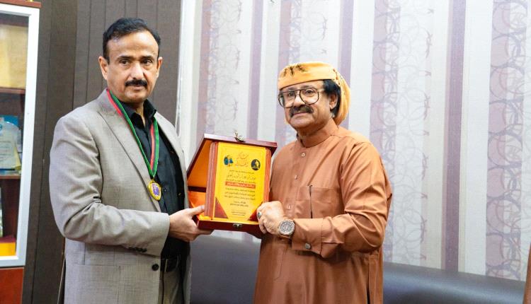 المحافظ بن الوزير يتسلّم درع الوفاء من رياضيي “الزمن الجميل” بمحافظة شبوة