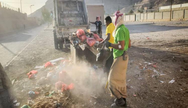 وحدة النظافة و التحسين بمديرية القطن تقوم بجمع المخلفات من شوراع و أحياء المديرية