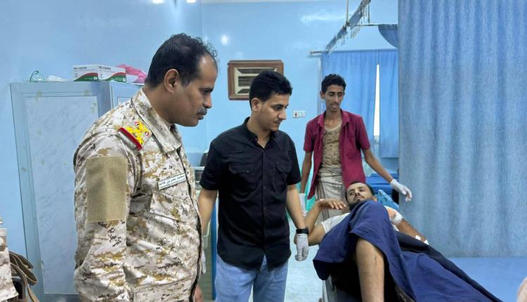 قيادات عسكرية تتفقد جرحى هجوم العبر في مستشفى سيئون