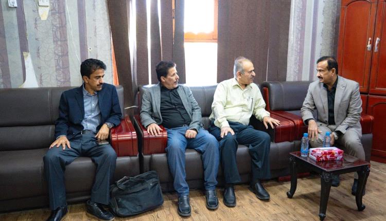 المحافظ بن الوزير يناقش تعزيز التعاون والتنسيق المشترك مع نيابة الاستئناف بشبوة