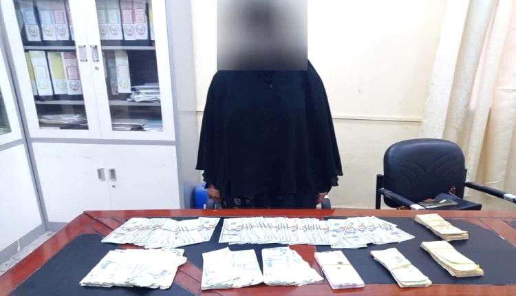 شرطة كريتر تضبط عاملة منزلية متورطة بسرقة مبالغ مالية كبيرة وتستعيد المسروقات