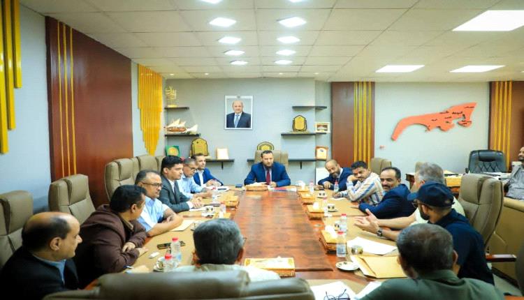 محافظ العاصمة عدن يؤكد أهمية تعزيز العمل الميداني ومتابعة أوضاع المديريات