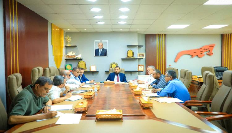 المحافظ شيخ يوجّه ببدء المرحلة الأولى من مشروع تأهيل شوارع وطرق مديريات العاصمة عدن