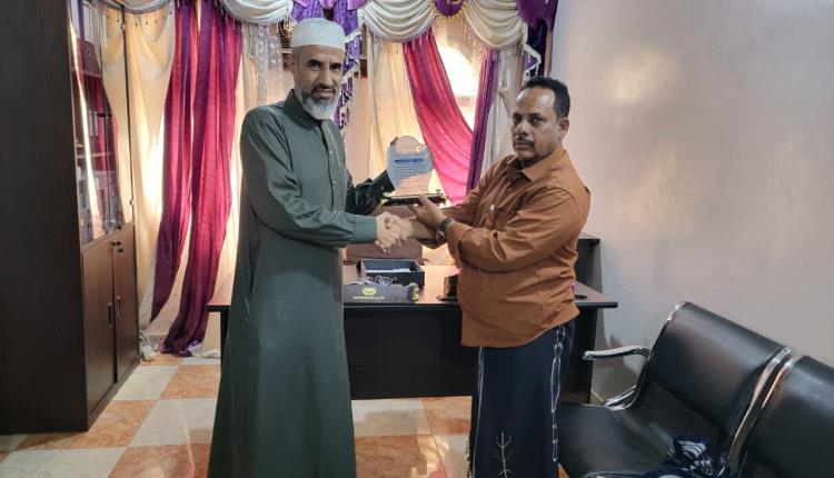 اللجنة المجتمعية ولجنة مياه منطقة القرين تكرّمان مؤسسة وادي دوعن للتنمية بدرع تذكاري