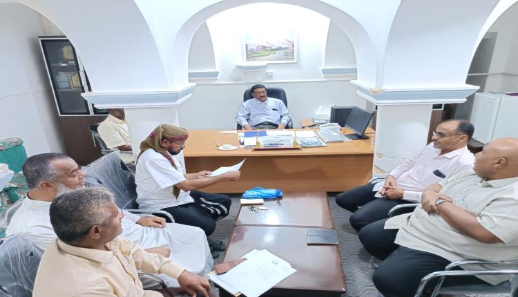 لجنة المناقصات بتريم تناقش عروض مشروع جهاز الكيمياء الحيوية لمستشفى تريم العام